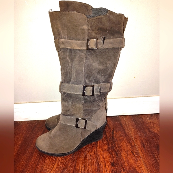Tall grey boots w/ buckle accents. Sz 7 - Picture 1 of 4